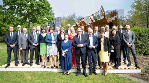 Die Hessische Landesregierung hat heute auf einer auswärtigen Kabinettssitzung bei EUMETSAT (European Organisation for the Exploitation of Meteorological Satellites) erste Raumfahrtstrategie des Landes beschlossen. Die Hessische Landesregierung hat heute auf einer auswärtigen Kabinettssitzung bei EUMETSAT (European Organisation for the Exploitation of Meteorological Satellites) erste Raumfahrtstrategie des Landes beschlossen.