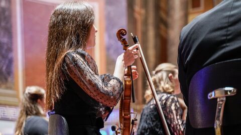 Konzert des Kyiv Symphony Orchestra Konzert des Kyiv Symphony Orchestra mit einer Violinistin