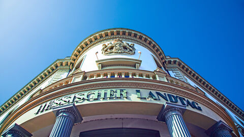 Ansicht des Hessischen Landtags von außen aus der Froschperspektive