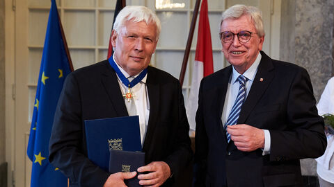 Martin Hanika aus Langgöns wurde für sein langjähriges Wirken in der Kommunalpolitik und im Vereinswesen mit dem Hessischen Verdienstorden ausgezeichnet. 