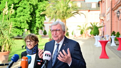 Nach rund zwölf Jahren legt der dienstälteste Regierungschef, Ministerpräsident Volker Bouffier, morgen im Hessischen Landtag sein Amt nieder. Heute Abend wurde er mit einer feierlichen Serenade im Wiesbadener Schloss Biebrich verabschiedet. Unter den Gästen waren viele politische Weggefährten und Freunde des Ministerpräsidenten sowie Vertreter der Kirchen, der Medien, aus der Wirtschaft, dem Sport und der Gesellschaft. Nach rund zwölf Jahren legt der dienstälteste Regierungschef, Ministerpräsident Volker Bouffier, morgen im Hessischen Landtag sein Amt nieder. Heute Abend wurde er mit einer feierlichen Serenade im Wiesbadener Schloss Biebrich verabschiedet. Unter den Gästen waren viele politische Weggefährten und Freunde des Ministerpräsidenten sowie Vertreter der Kirchen, der Medien, aus der Wirtschaft, dem Sport und der Gesellschaft.