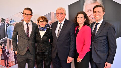 Nach rund zwölf Jahren legt der dienstälteste Regierungschef, Ministerpräsident Volker Bouffier, morgen im Hessischen Landtag sein Amt nieder. Heute Abend wurde er mit einer feierlichen Serenade im Wiesbadener Schloss Biebrich verabschiedet. Unter den Gästen waren viele politische Weggefährten und Freunde des Ministerpräsidenten sowie Vertreter der Kirchen, der Medien, aus der Wirtschaft, dem Sport und der Gesellschaft. Nach rund zwölf Jahren legt der dienstälteste Regierungschef, Ministerpräsident Volker Bouffier, morgen im Hessischen Landtag sein Amt nieder. Heute Abend wurde er mit einer feierlichen Serenade im Wiesbadener Schloss Biebrich verabschiedet. Unter den Gästen waren viele politische Weggefährten und Freunde des Ministerpräsidenten sowie Vertreter der Kirchen, der Medien, aus der Wirtschaft, dem Sport und der Gesellschaft.