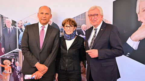Nach rund zwölf Jahren legt der dienstälteste Regierungschef, Ministerpräsident Volker Bouffier, morgen im Hessischen Landtag sein Amt nieder. Heute Abend wurde er mit einer feierlichen Serenade im Wiesbadener Schloss Biebrich verabschiedet. Unter den Gästen waren viele politische Weggefährten und Freunde des Ministerpräsidenten sowie Vertreter der Kirchen, der Medien, aus der Wirtschaft, dem Sport und der Gesellschaft. Nach rund zwölf Jahren legt der dienstälteste Regierungschef, Ministerpräsident Volker Bouffier, morgen im Hessischen Landtag sein Amt nieder. Heute Abend wurde er mit einer feierlichen Serenade im Wiesbadener Schloss Biebrich verabschiedet. Unter den Gästen waren viele politische Weggefährten und Freunde des Ministerpräsidenten sowie Vertreter der Kirchen, der Medien, aus der Wirtschaft, dem Sport und der Gesellschaft.