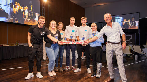 Siegerinnen und Sieger des #Youngagiert-Award 2022 Gruppenfoto der Gewinnerinnen und Gewinner des #Youngagiert-Awards 2022