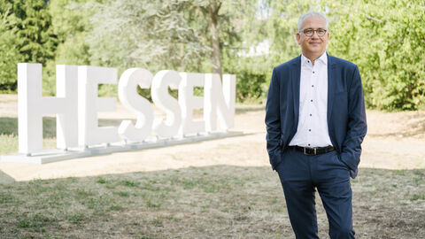 Tarek Al-Wazir vor den HESSEN-Buchstaben Tarek Al-Wazir vor den HESSEN-Buchstaben