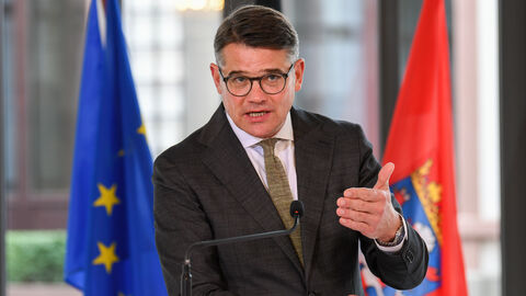 Ministerpräsident Rhein bei seinem Pressestatement zur Sonder-Ministerpräsidentenkonferenz