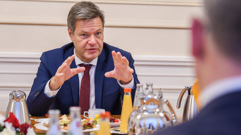 Der Bundesminister für Wirtschaft und Klimaschutz, Vizekanzler Dr. Robert Habeck, im Gespräch mit Ministerpräsident Boris Rhein Der Bundesminister für Wirtschaft und Klimaschutz, Vizekanzler Dr. Robert Habeck, im Gespräch mit Ministerpräsident Boris Rhein