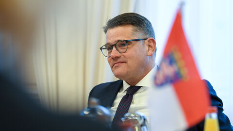 Ministerpräsident Boris Rhein hat den Bundesminister für Wirtschaft und Klimaschutz, Vizekanzler Dr. Robert Habeck, zu einem Gespräch über die aktuelle politische Lage und die Energieversorgung in der Staatskanzlei begrüßt. Ministerpräsident Boris Rhein im Gespräch mit dem Bundesminister für Wirtschaft und Klimaschutz, Vizekanzler Dr. Robert Habeck