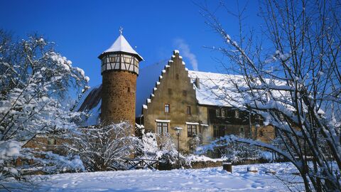 Schnee im Odenwald Ein Gebäude mit Turm im Odenwald im Schnee