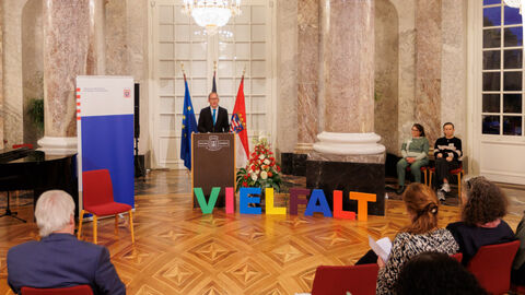 Verleihung Hessischer Integrationspreis 2022 Sozialminister Klose am Rednerpult bei der Verleihung im Schloss Biebrich