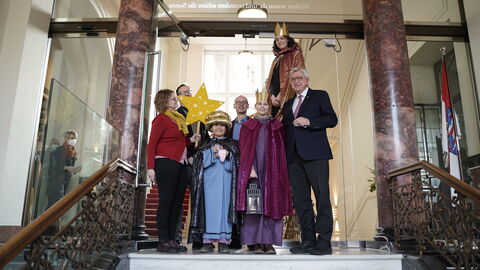 Ministerpräsident a.D. Volker Bouffier empfängt Sternsinger in der Hessischen Staatskanzlei Ministerpräsident a.D. Volker Bouffier empfängt Sternsinger in der Hessischen Staatskanzlei