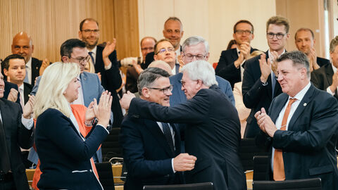 Der scheidende Ministerpräsident Volker Bouffier gratuliert seinem Nachfolger Volker Bouffier zur Wahl im Hessischen Landtag Der scheidende Ministerpräsident Volker Bouffier gratuliert seinem Nachfolger Volker Bouffier zur Wahl im Hessischen Landtag