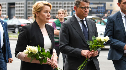 Hessens Ministerpräsident Rhein und Berlins Regierende Bürgermeisterin Giffey gedenken der Opfer einer Amokfahrt in Berlin Hessens Ministerpräsident Rhein und Berlins Regierende Bürgermeisterin Giffey gedenken der Opfer einer Amokfahrt in Berlin