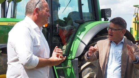 Ministerpräsident Rhein besucht ein Hoffest in Nieder-Erlenbach Ministerpräsident Rhein besucht ein Hoffest in Nieder-Erlenbach
