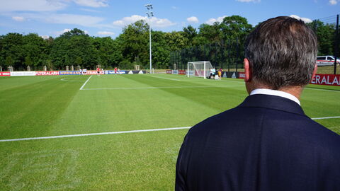 Ministerpräsident Boris Rhein bei der Schlüsselübergabe der neuen DFB-Akademie Ministerpräsident Boris Rhein bei der Schlüsselübergabe der neuen DFB-Akademie