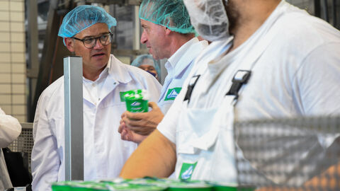 Ministerpräsident Rhein informiert sich über die Produktion in der Molkerei Schwälbchen Ministerpräsident Rhein informiert sich über die Produktion in der Molkerei Schwälbchen