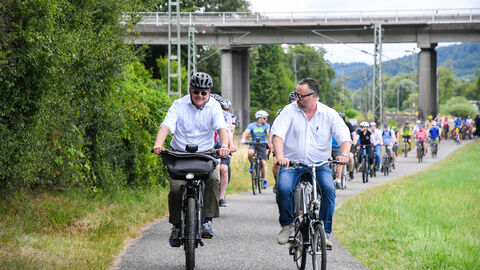Ministerpräsident Rhein im Gespräch mit Bürgern bei einer Radtour im Main-Kinzig-Kreis Ministerpräsident Rhein im Gespräch mit Bürgern bei einer Radtour im Main-Kinzig-Kreis