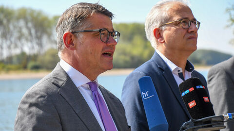 Ministerpräsident Rhein zieht nach 100 Tagen im Amt eine erste Bilanz der Regierungsarbeit Ministerpräsident Rhein zieht nach 100 Tagen im Amt eine erste Bilanz der Regierungsarbeit