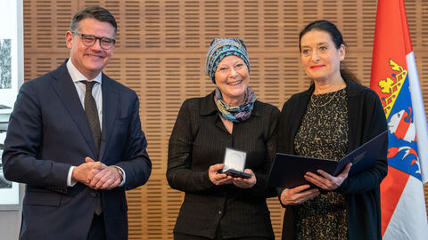 Ministerpräsident Rhein verleiht Wilhelm-Leuschner-Medaille an die Großnichten Fritz Bauers Ministerpräsident Rhein verleiht Wilhelm-Leuschner-Medaille an die Großnichten Fritz Bauers