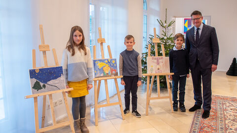 Regierungschef empfängt Gewinner des Malwettbewerbs Regierungschef empfängt Gewinner des Malwettbewerbs