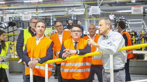 Ministerpräsident Boris Rhein besucht Opel in Rüsselsheim CEO Florian Huettl mit Ministerpräsient Boris Rhein und Werksleiter Piieter Ruts