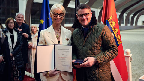 Ministerpräsident Boris Rhein überreicht der Dressur-Olympiasiegerin und Stifterin für UNICEF Ann Kathrin Linsenhoff auf dem Gestüt Schafhof in Kronberg das Verdienstkreuz 1. Klasse des Verdienstordens der Bundesrepublik Deutschland. Ministerpräsident Boris Rhein überreicht der Dressur-Olympiasiegerin und Stifterin für UNICEF Ann Kathrin Linsenhoff auf dem Gestüt Schafhof in Kronberg das Verdienstkreuz 1. Klasse des Verdienstordens der Bundesrepublik Deutschland.