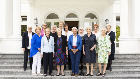 Schauspielerinnen "DIe Unbeugsamen" Bild zeigt mehrere Frauen vor Gebäude