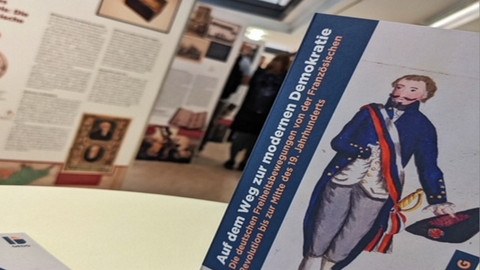 Austellung Auf dem Weg zur modernen Demokratie Buch im Vordergrund
