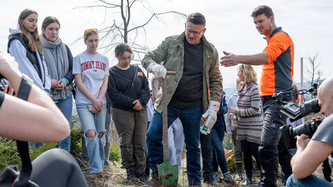Ministerpräsident Boris Rhein startet hessenweite Waldtage mit Baumpflanzaktion in Königstein im Taunus. Ministerpräsident Boris Rhein startet hessenweite Waldtage mit Baumpflanzaktion in Königstein im Taunus.