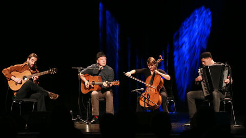 Band die Grenzgänger Musiker mit Instrumenten auf Bühne