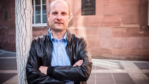 Tosten Weigelt Mann mit verschränkten Armen