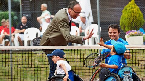 Sportförderung auf Rekordniveau Der Hessische Innenminister Peter Beuth beim Rollstuhltennis