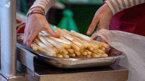 Die Saison läuft: In Hessen wird Spargel vor allem in den südlichen Landkreisen Darmstadt-Dieburg, Groß-Gerau und Bergstraße angebaut. Die Saison läuft: In Hessen wird Spargel vor allem in den südlichen Landkreisen Darmstadt-Dieburg, Groß-Gerau und Bergstraße angebaut.