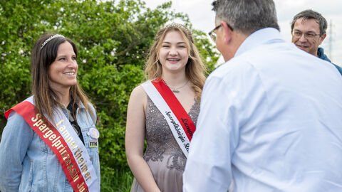 Ministerpräsident Rhein mit der Spargelkönigin und -prinzessin Ministerpräsident Rhein im Gespräch mit der Lamperheimer Spargelkönigin und der Lampertheimer Spargelprinzessin.