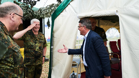 Ministerpräsident Boris Rhein zu Besuch auf dem Platz der Bundeswehr auf dem Hessentag 2023 Ministerpräsident Boris Rhein zu Besuch auf dem Platz der Bundeswehr auf dem Hessentag 2023