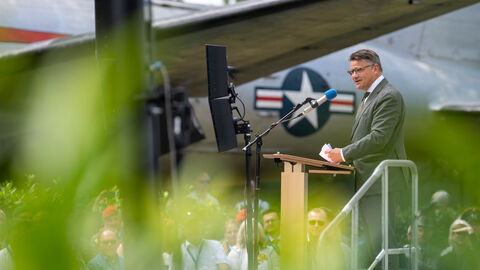 Ministerpräsident Rhein vor Rosinenbomber