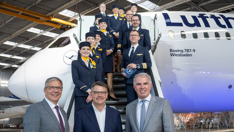 Ministerpräsident Boris Rhein (Mitte) mit Wiesbadens Oberbürgermeister Gert-Uwe Mende (links) und Carsten Spohr, Vorsitzender des Lufthansa-Vorstandes (rechts) bei der Taufe der Lufthansa-Boeing „Wiesbaden“ Ministerpräsident Boris Rhein (Mitte) mit Wiesbadens Oberbürgermeister Gert-Uwe Mende (links) und Carsten Spohr, Vorsitzender des Lufthansa-Vorstandes (rechts) bei der Taufe der Lufthansa-Boeing „Wiesbaden“