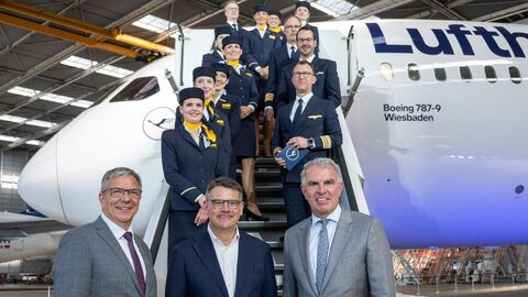 Ministerpräsident Boris Rhein bei der Taufe einer Boeing 787 der Lufthansa auf den Namen der hessischen Landeshauptstadt Wiesbaden. Ministerpräsident Boris Rhein bei der Taufe einer Boeing 787 der Lufthansa auf den Namen der hessischen Landeshauptstadt Wiesbaden.