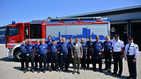 Ministerpräsident Boris Rhein mit Einsatzkräften. Ministerpräsident Boris Rhein mit Einsatzkräften.