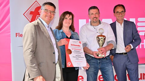 Ministerpräsident Boris Rhein mit den Siegern der 5. Hessischen Fleischwurstmeisterschaft. Ministerpräsident Boris Rhein mit den Siegern der 5. Hessischen Fleischwurstmeisterschaft.