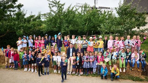 Drillingstreffen 2023 im Hessenpark: Seit über 20 Jahren übernimmt der Ministerpräsident die Ehrenpatenschaften für Mehrlingsgeburten ab Drillingen in Hessen. Drillingstreffen 2023 im Hessenpark: Seit über 20 Jahren übernimmt der Ministerpräsident die Ehrenpatenschaften für Mehrlingsgeburten ab Drillingen in Hessen.