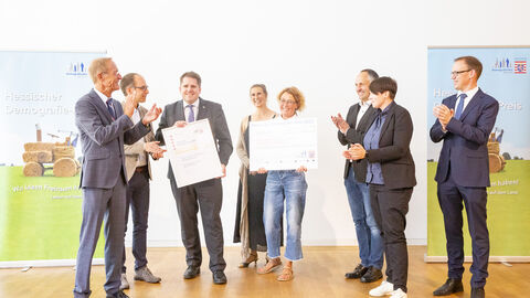 Der Chef der Hessischen Staatskanzlei und Demografie-Beauftragte der Landesregierung, Staatsminister Axel Wintermeyer, hat die Denkmalagentur des Landkreises Marburg-Biedenkopf mit dem zweiten Platz beim Hessischen Demografie-Preis 2023 ausgezeichnet.  Der Chef der Hessischen Staatskanzlei und Demografie-Beauftragte der Landesregierung, Staatsminister Axel Wintermeyer, hat die Denkmalagentur des Landkreises Marburg-Biedenkopf mit dem zweiten Platz beim Hessischen Demografie-Preis 2023 ausgezeichnet.