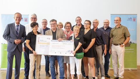 Der Chef der Hessischen Staatskanzlei und Demografie-Beauftragte der Landesregierung, Staatsminister Axel Wintermeyer, hat die VolksWirtschaft Lindenhof eG aus Schlangenbad-Bärstadt mit dem zweiten Platz beim Hessischen Demografie-Preis 2023 ausgezeichnet. Der Chef der Hessischen Staatskanzlei und Demografie-Beauftragte der Landesregierung, Staatsminister Axel Wintermeyer, hat die VolksWirtschaft Lindenhof eG aus Schlangenbad-Bärstadt mit dem zweiten Platz beim Hessischen Demografie-Preis 2023 ausgezeichnet.