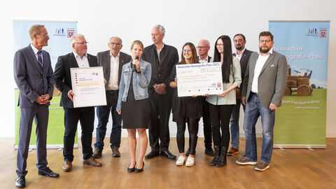 Der Chef der Hessischen Staatskanzlei und Demografie-Beauftragte der Landesregierung, Staatsminister Axel Wintermeyer, hat das Medizinische Versorgungszentrum (MVZ) Schwarzenborn mit dem ersten Platz beim Hessischen Demografie-Preis 2023 ausgezeichnet. Der Chef der Hessischen Staatskanzlei und Demografie-Beauftragte der Landesregierung, Staatsminister Axel Wintermeyer, hat das Medizinische Versorgungszentrum (MVZ) Schwarzenborn mit dem ersten Platz beim Hessischen Demografie-Preis 2023 ausgezeichnet.