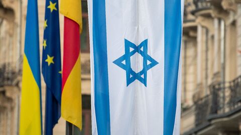 Die Hessische Staatskanzlei zeigt in diesen Tagen vor ihrem Gebäude die Flagge Israels. Die Hessische Staatskanzlei zeigt in diesen Tagen vor ihrem Gebäude die Flagge Israels.