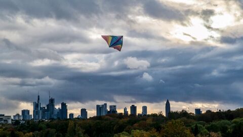 Ein Drachen steigt in den abendlichen Himmel über Frankfurt. Ein Drachen steigt in den abendlichen Himmel über Frankfurt.