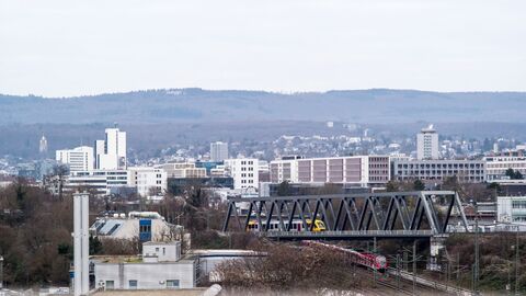 Den Besucherinnen und Besuchern, die vor der Freigabe für den Autoverkehr am 16. Dezember 2023 über die Salzbachtalbrücke in Wiesbaden gehen konnten, bot sich dieser Blick auf die Stadt. Den Besucherinnen und Besuchern, die vor der Freigabe für den Autoverkehr am 16. Dezember 2023 über die Salzbachtalbrücke in Wiesbaden gehen konnten, bot sich dieser Blick auf die Stadt.