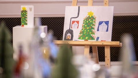 Sonjas Bild Blick über den Tisch auf eine Staffelei