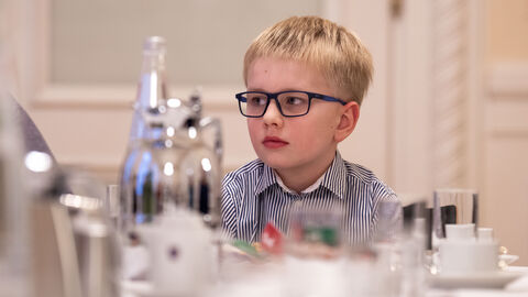 Zu Gast in der Staatskanzlei Felix am Tisch