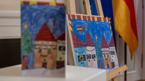 Saras Bild Blick auf eine Karte und die zugehörige Staffelei